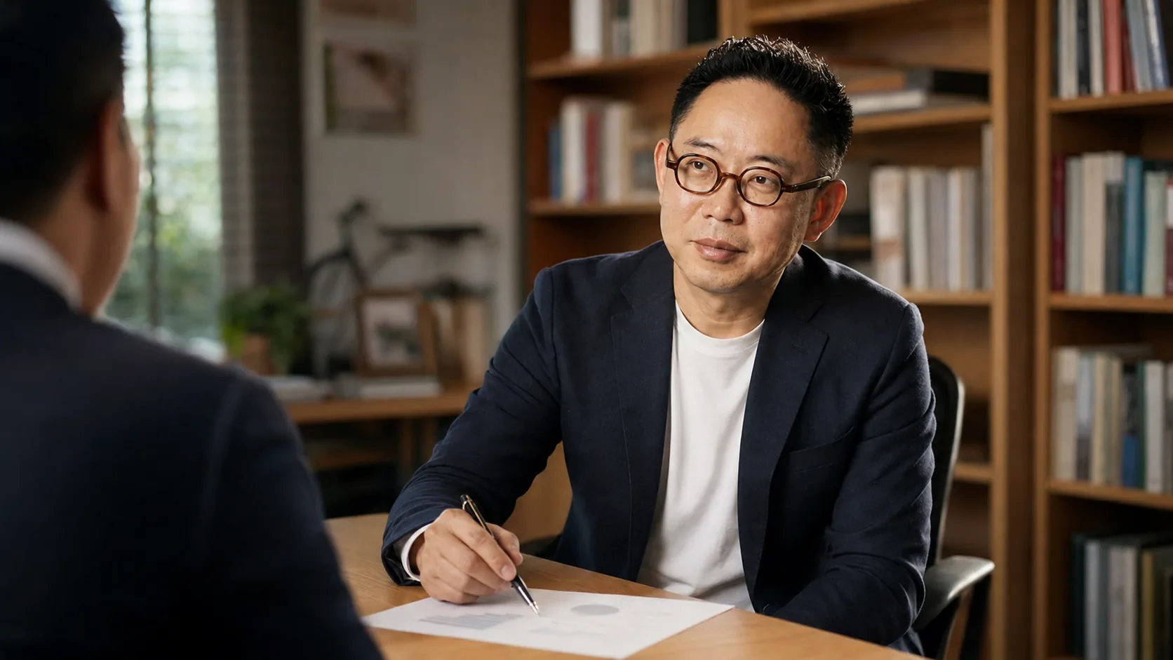 진단서를 짚으며 설명하는 상담 장면