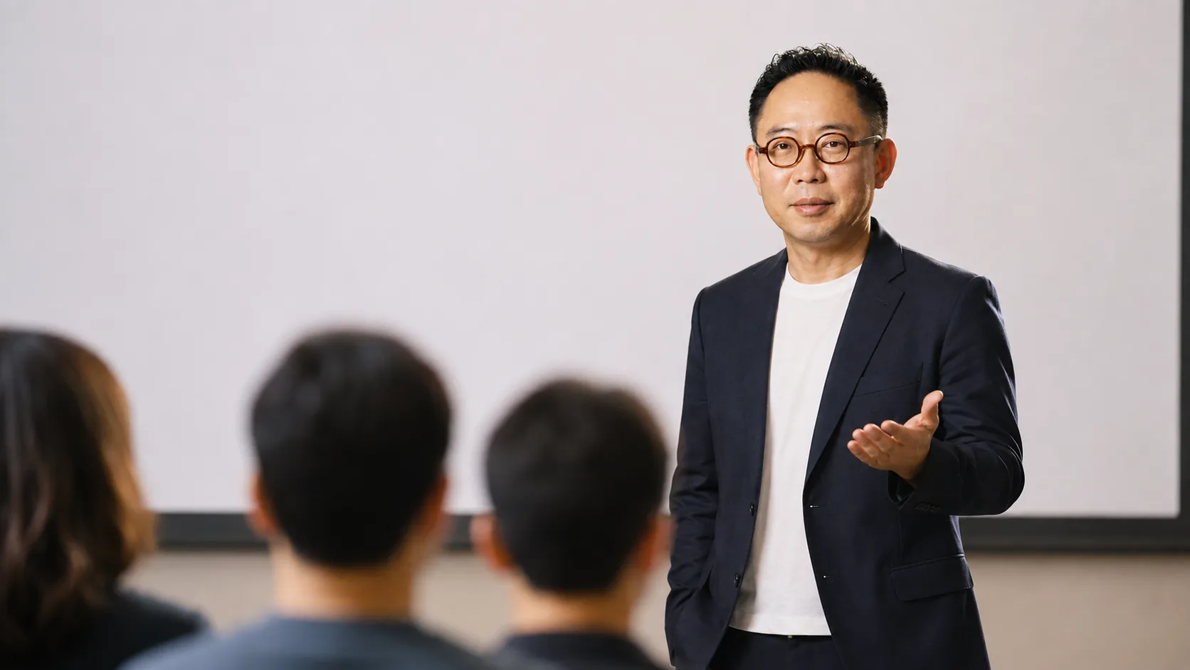 세미나실에서 강의하는 모습
